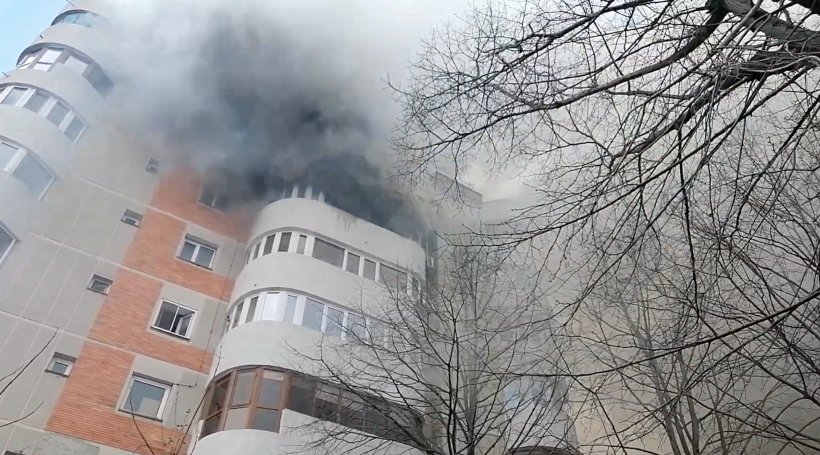 Incendiu devastator într-un bloc din Constanţa. O femeie s-a aruncat de la etaj şi s-a zdrobit de sol în timp ce încerca să scape din flăcări