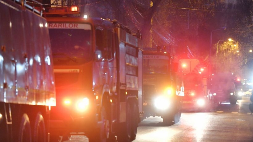 Incendiu la subsolul unui bloc din Constanţa! Pompierii au decis să intervină cu autoscara