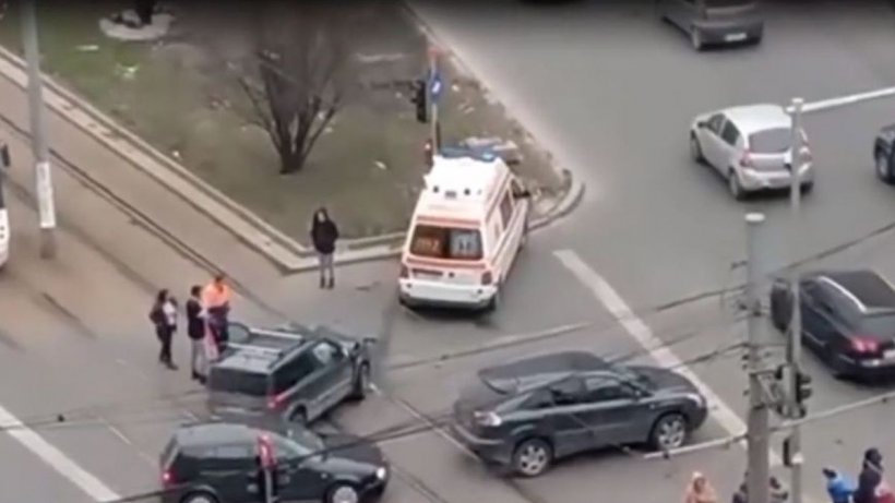 Accident în Capitală! O ambulanţă a fost lovită de o maşină într-o intersecţie