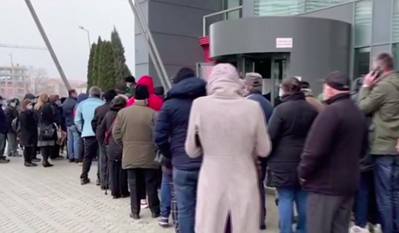 Coadă de sute de oameni la un centru de vaccinare anti-COVID din Craiova: Programările au fost făcute greșit