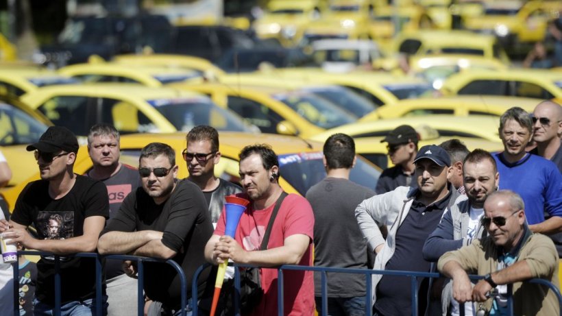 Reguli noi pentru taximetriştii din Constanţa! Şoferii nu mai au voie în maiouri, pantaloni scurţi şi papuci de plajă