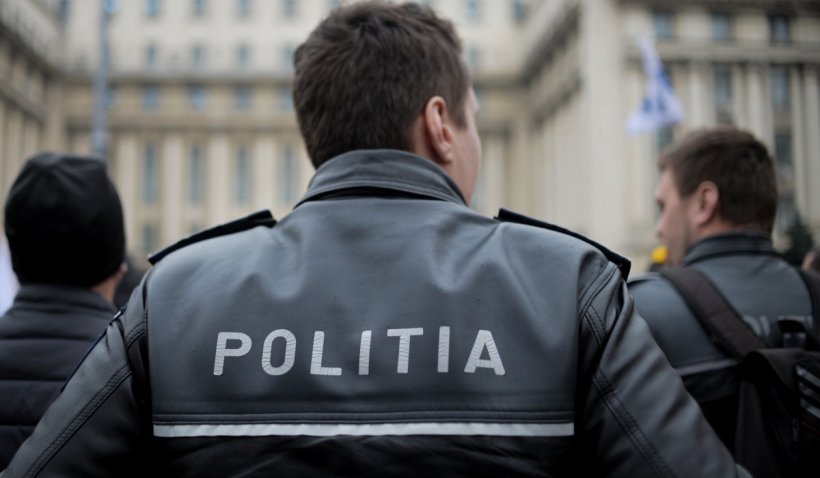 Polițiști amendați de jandarmi cu 10.000 de lei, după protestul cu fumigene de la Palatul Cotroceni