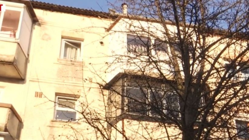 Percheziții în apartamentul în care se afla soția criminalului din Onești în timpul răpirii: Poliția suspectează vecinii de complicitate