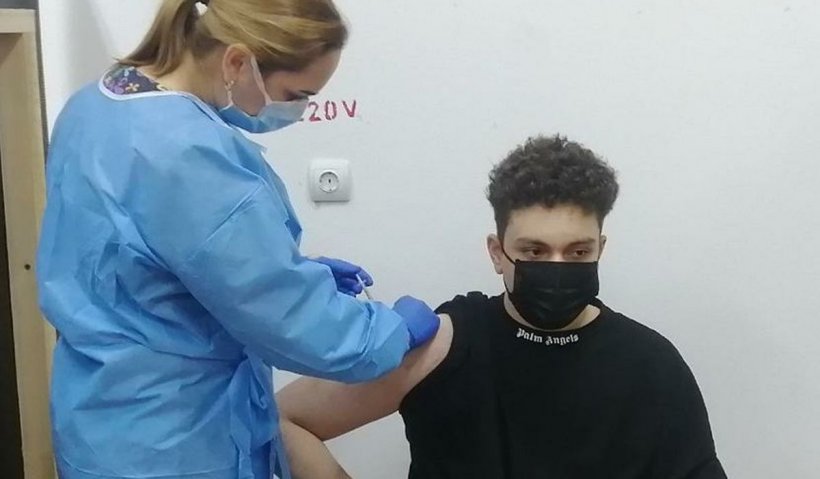 Cel mai tânăr român care s-a vaccinat contra COVID are 16 ani