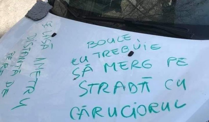 O mămică furioasă s-a răzbunat pe un şofer care a parcat pe trotuar, în Bucureşti
