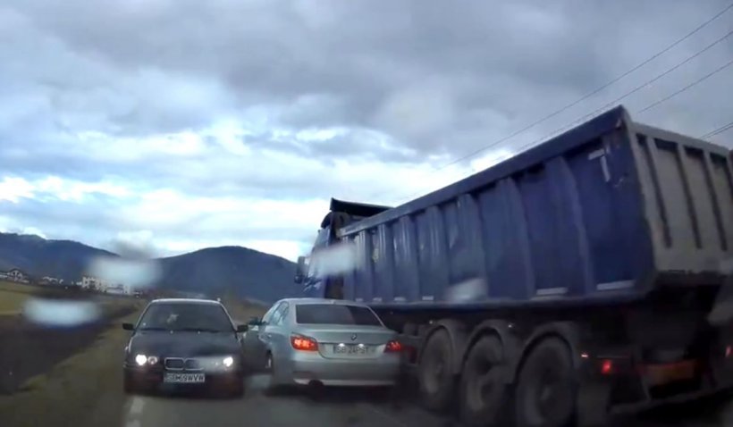 Şofer cu BMW, depăşire criminală pe un drum din Sibiu. Doi şoferi au evitat la milimetru un impact frontal