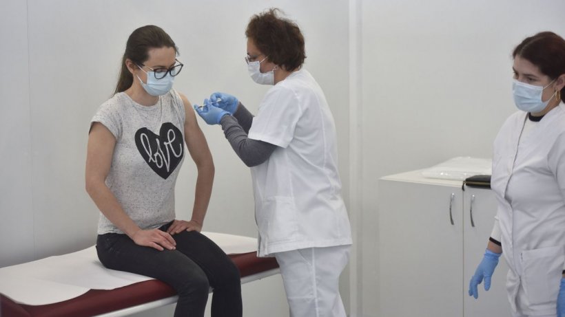O femeie din Braşov a mers două ore cu maşina pentru a se vaccina cu serul preferat