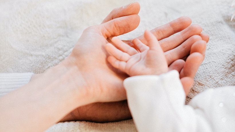 O mămică vaccinată cu Moderna a născut un bebeluș cu anticorpi, în SUA. Este primul caz de acest fel din lume