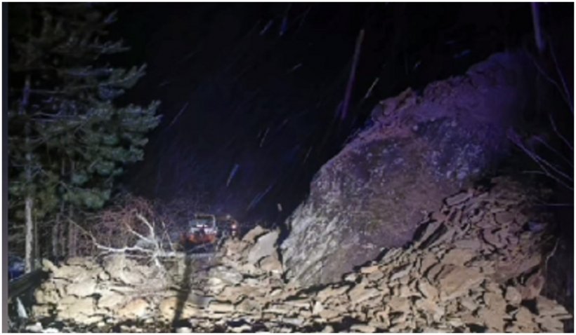 Alunecare masivă de teren în județul Buzău. Circulaţia pe DN10, blocată în zona stațiunii Siriu
