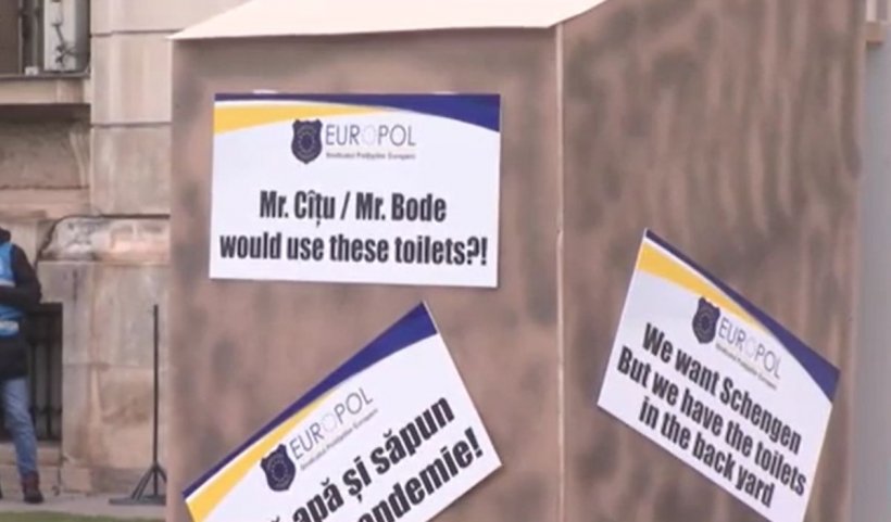 Sindicaliştii Europol au adus cu ei toaletele şi l-au invitat înauntru pe ministrul de Interne | VIDEO