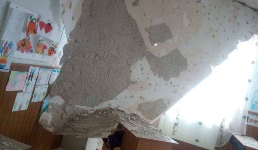 A căzut tavanul într-o şcoală din Giurgiu, proaspăt renovată. Reacţia Inspectoratului Şcolar: "Orele se mută online!"