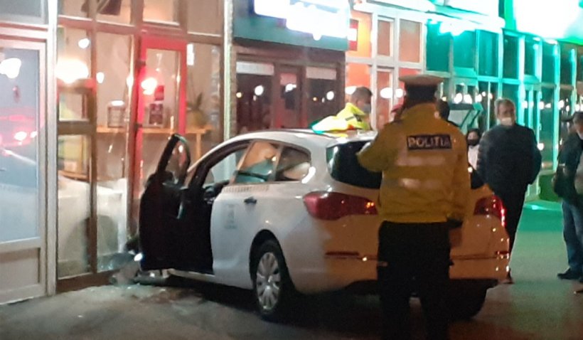 Un taxi a intrat în vitrina unui magazin din Reşiţa | VIDEO