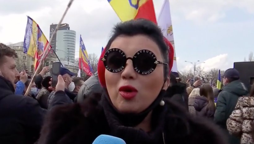 Adriana Bahmuțeanu la proteste anti-restricții: ”Masca mă apără de virus cum mă apără și chiloții la viol” - VIDEO