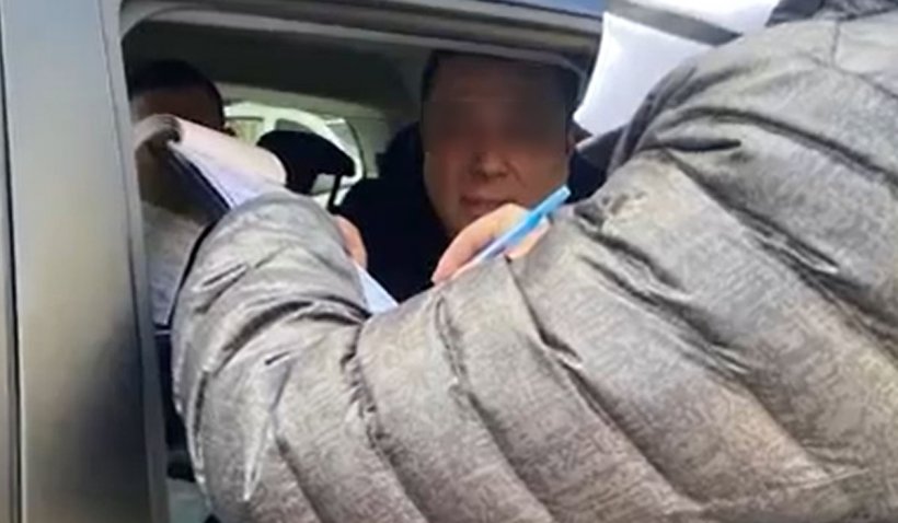 Anchetă la Jandarmeria Teleorman, după ce mai mulţi subofiţeri au fost surprinşi fără masca de protecţie în autospecială | VIDEO