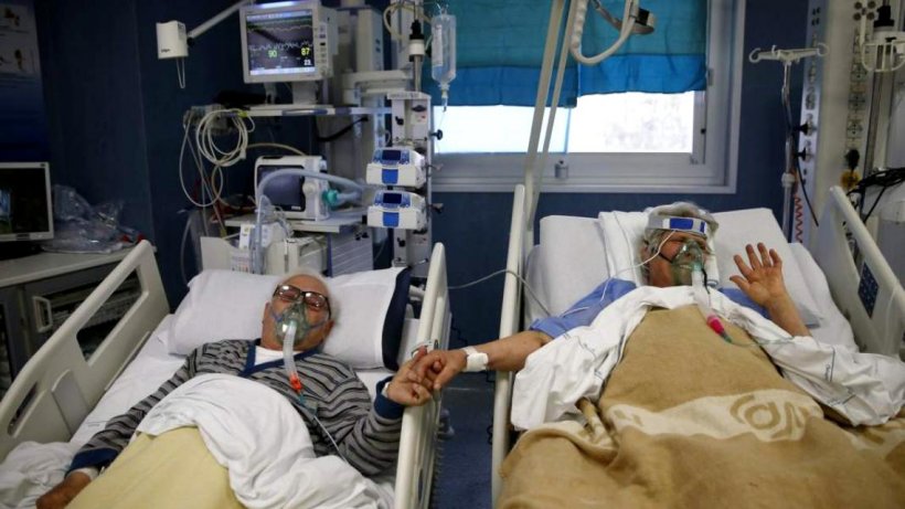 Doi bătrânei internați în spital cu coronavirus i-au rugat pe medici să-i lase să-și atingă mâinile măcar pentru o clipă 