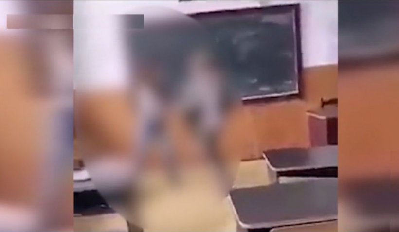 Două fete s-au bătut cu pumnii şi picioarele, chiar în sala de clasă. Bătaia cruntă, filmată de colegii lor | VIDEO