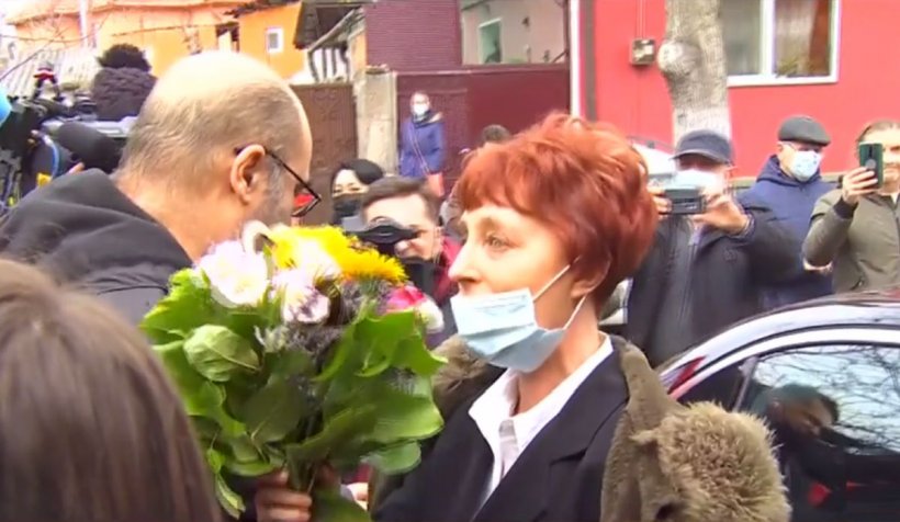 Flavia Groşan, audiată la Colegiul Medicilor. Doctoriţa-minune a fost aplaudată şi a primit flori de la susţinători | VIDEO