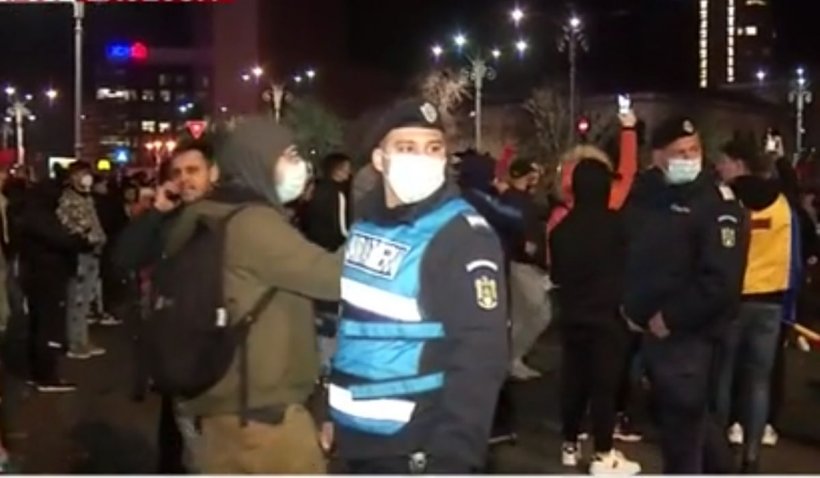 Presupuşi membri ai galeriilor de fotbal au aruncat cu petarde la protestul din Piaţa Victoriei