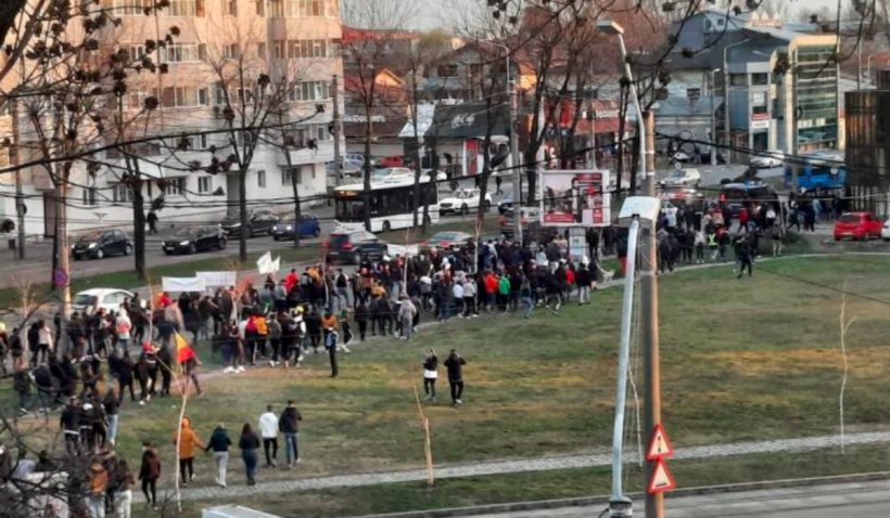 Zeci de adolescenți au format un zid uman pe șosea, la protestul anti-restricții din Brăila. Au blocat traficul și mașinile jandarmeriei