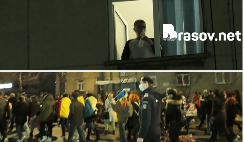 Bolnav COVID-19 privește de la geamul salonului de spital protestele anti-restricții din Brașov