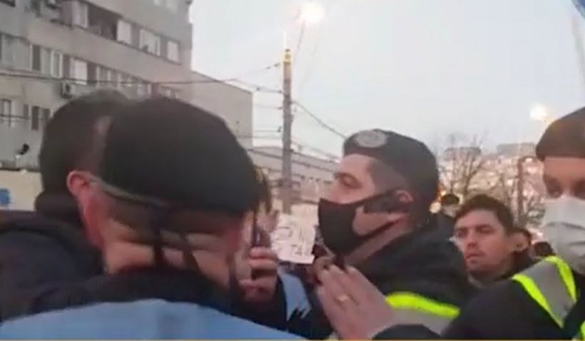 Primele incidente la Constanţa. Jandarmii au intervenit între protestatarii care se îmbrânceau
