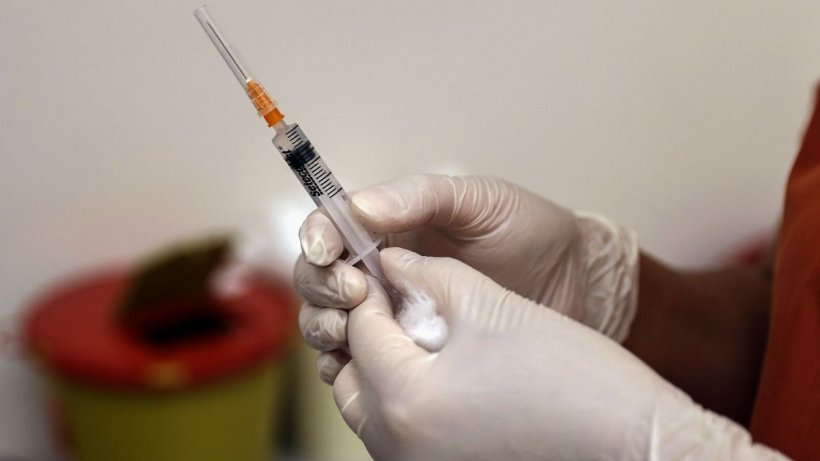 Două persoane vaccinate anti-COVID, raportate pe lista deceselor provocate de coronavirus