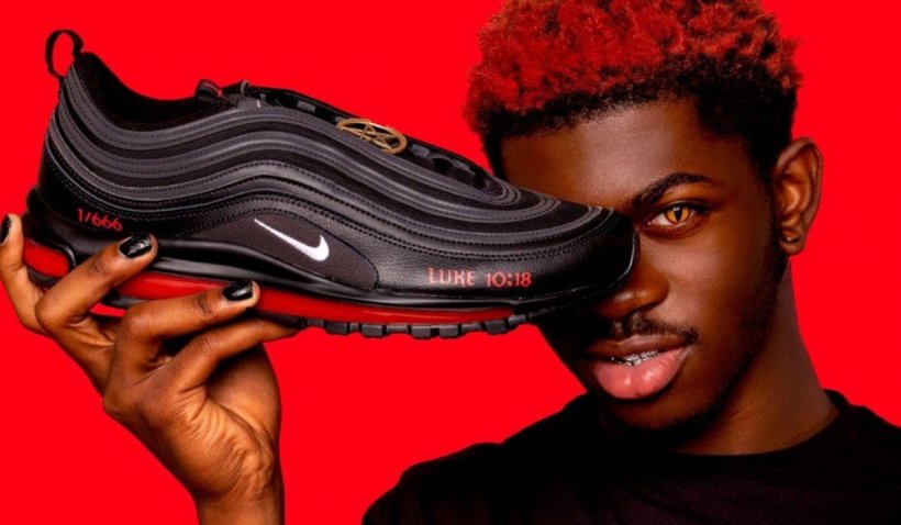 Nike a dat în judecată un grup de artiști pentru "Pantofii Satan" care conțin sânge uman injectat în talpă