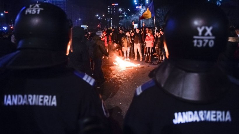 Imagini de la protestele violente din ţară. Câţiva manifestanţi s-au înarmat cu bâte, cuţite şi bricege