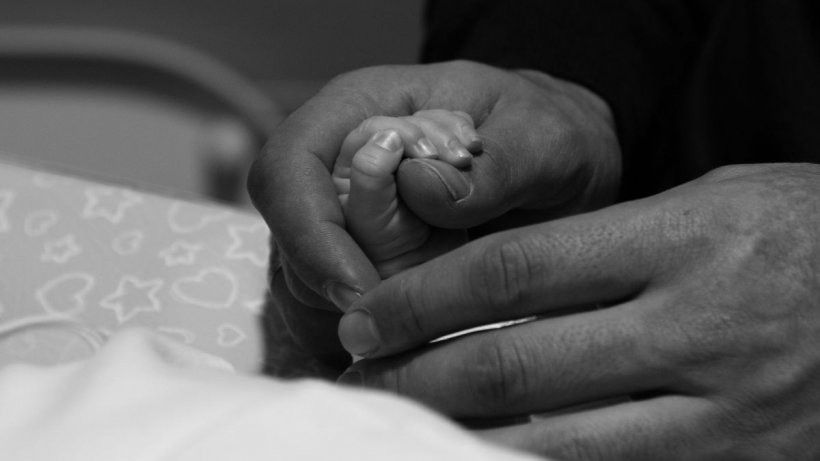 Un bebeluş de cinci 5 luni a murit de TBC. Motivul pentru care părinţii au ajuns prea târziu la spital