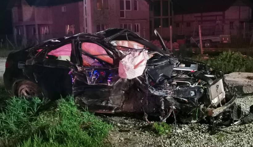 Grav accident rutier. Un autoturism s-a rostogolit 300 de metri, două persoane și-au pierdut viața