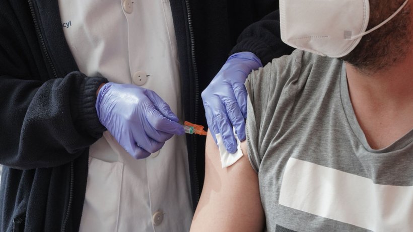 Fratele tânărului de 35 de ani de ani care a murit după ce a făcut rapelul rupe tăcerea: "Nu trebuia să facă vaccinul"