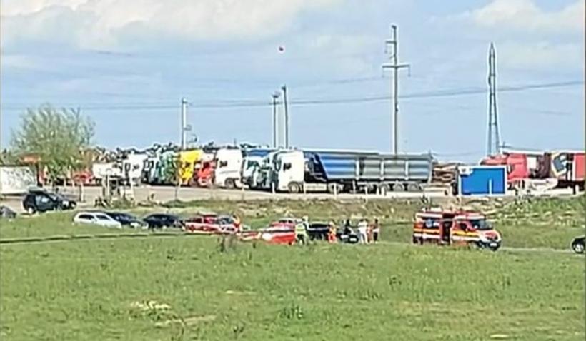 Un poliţist care s-a urcat băut la volan s-a răsturnat cu maşina pe câmp, de mai multe ori