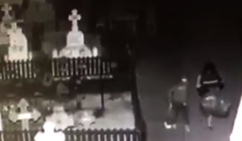 O femeie cu un copil au fost filmaţi în timp ce furau flori de pe morminte în timpul nopţii, în judeţul Dâmboviţa