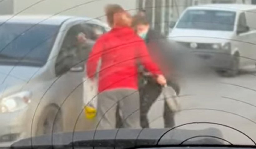 Un bărbat din Vaslui a fost atacat în stradă cu tigaia de fosta soţie şi de soacră