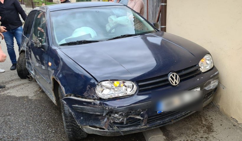 Un diacon de la o biserică din Maramureş s-a răsturnat cu maşina, după ce s-a urcat băut la volan