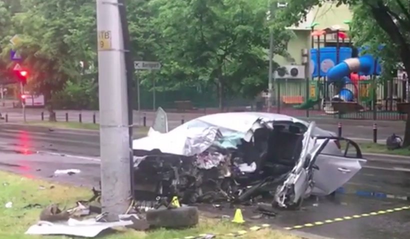 Accident grav în Capitală: Doi tineri în stare gravă, după ce mașina în care se aflau a intrat într-un stâlp