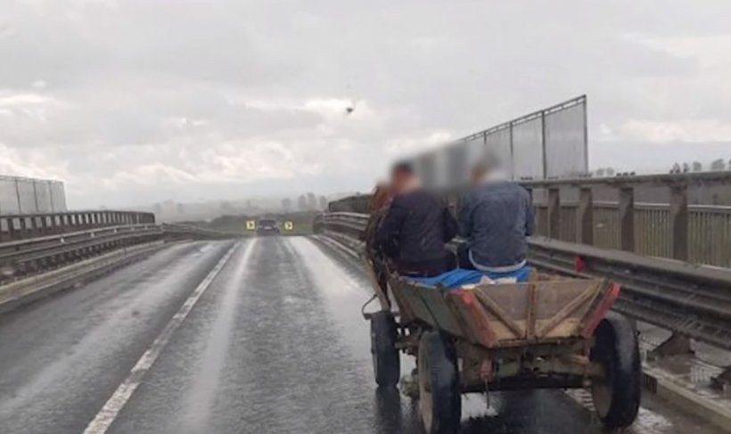 Imagini virale. Doi bărbați, surprinși mergând cu o căruță pe autostrada A1