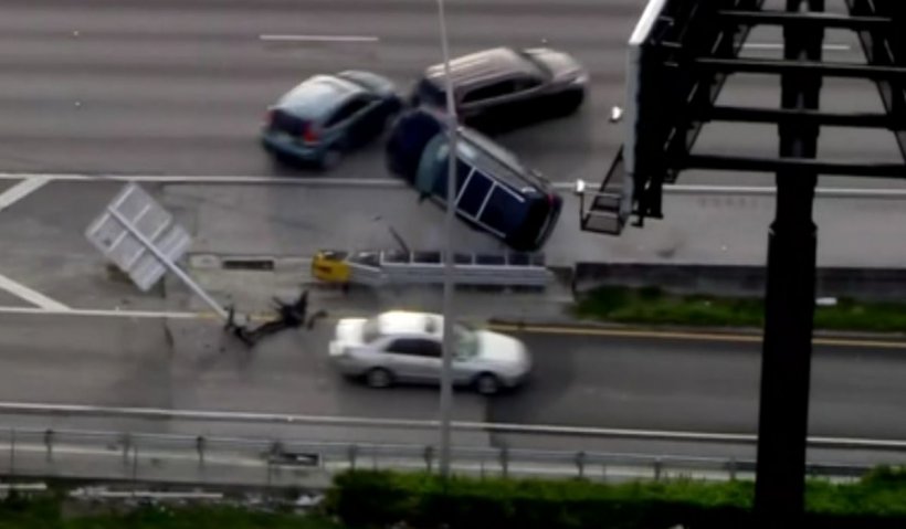 Momentul în care un jeep furat de 5 adolescenți și urmărit de poliția din Florida provoacă un carambol și se rostogolește în aer