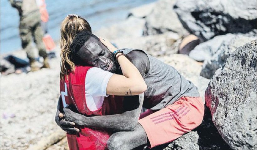 Reacţii dure de la extremişti, după ce o voluntară din Spania a îmbrăţişat un migrant