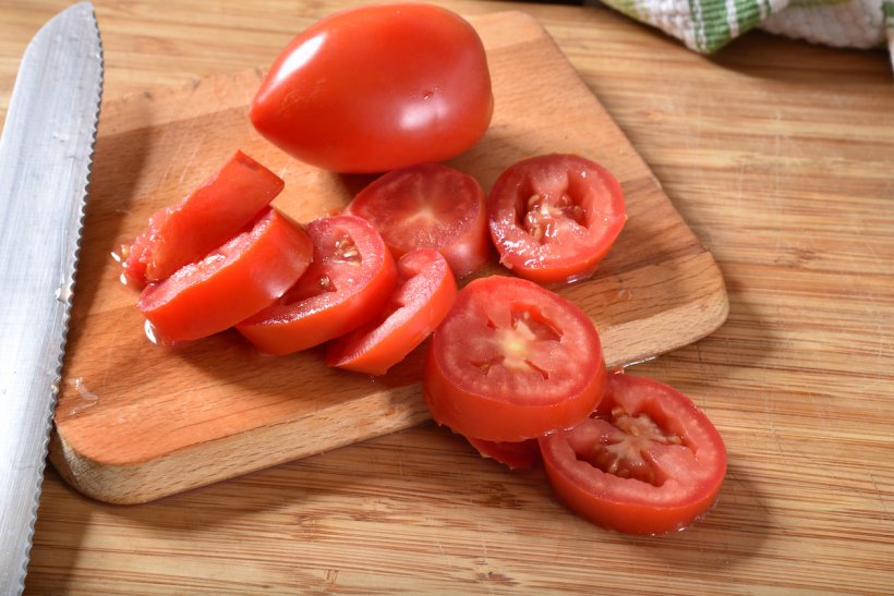 Roşiile ţuguiate, risc pentru sănătate. Cum recunoaştem tomatele injectate cu substanţe chimice