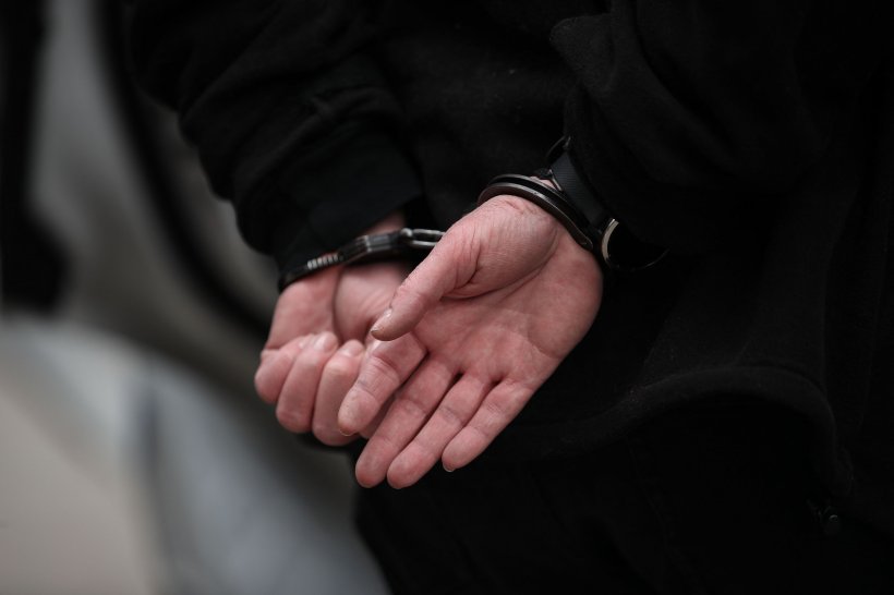 Un român urmărit internațional pentru furt de buzunare în Italia, prins de polițiștii craioveni băut și drogat la volan