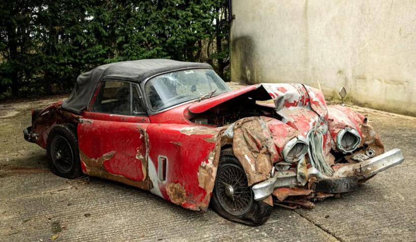 Un Jaguar izbit în copac şi ţinut 25 de ani într-un garaj, vândut la licitaţie cu peste 120.000 de dolari