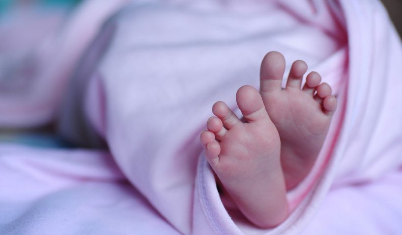 Un bebeluș de 8 luni a fost dus la spital în stare gravă, după ce a fost opărit cu apă clocotită