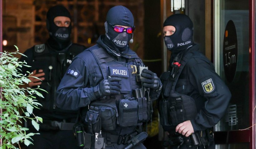 O unitate de comando a poliției din Frankfurt, desființată după ce membrii săi au schimbat pe chat simboluri naziste