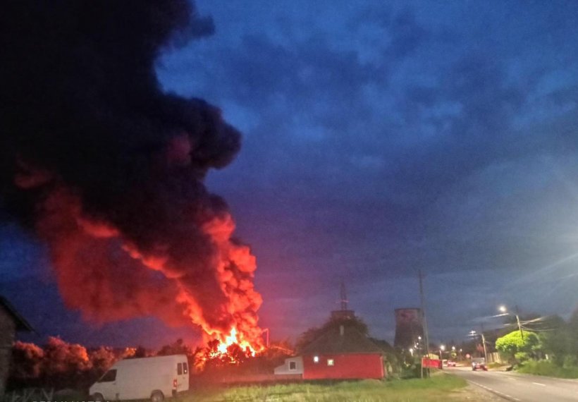 Incendiu devastator la o fabrică de mobilă din Mureș 