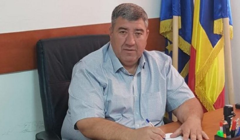 Primarul din Ștefănești, acuzat că a violat o fată de 12 ani, a fost lăsat în libertate