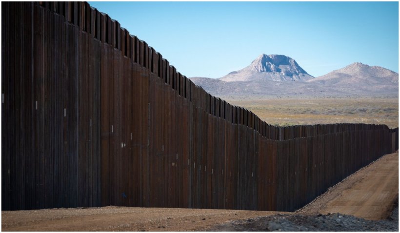 Guvernatorul Texasului intenționează să reia construcția unui zid la frontiera mexicană