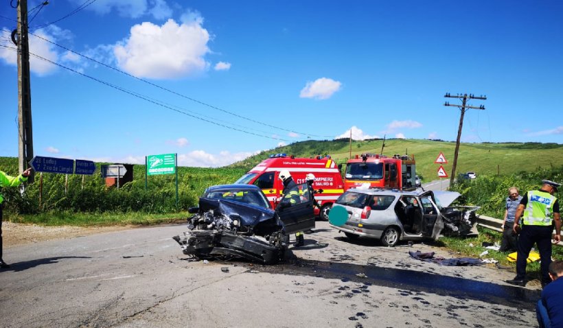 Cinci persoane au fost rănite, după impactul dintre două mașini în Mureş
