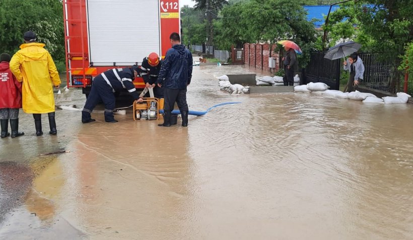 Efectele codului roșu de vijelie în Dâmbovița: gospodării inundate, copaci doborâți