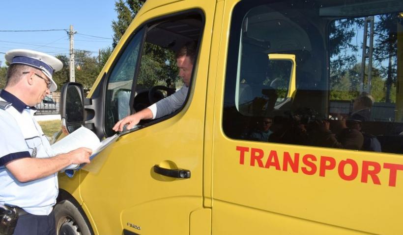 Microbuz școlar, implicat într-un accident în Caraș-Severin. O persoană a fost grav rănită